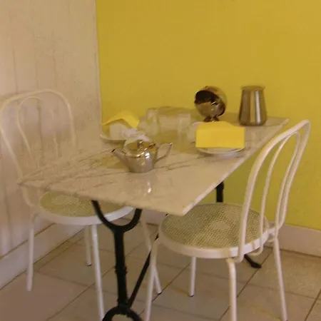 Chambres D'hotes Les Tilleuls * 사흘라 라 카네다