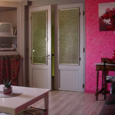 Chambres D'hotes Les Tilleuls 게스트하우스 *